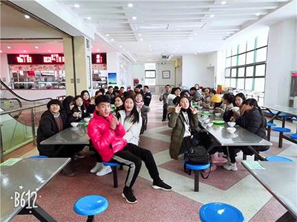 【青春法学-班级建设】金沙集团3354.c.c2018级知产一班包饺子迎新年活动顺利举办